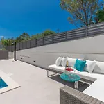 ヴィラ Miholina - With Heated Swimming Pool