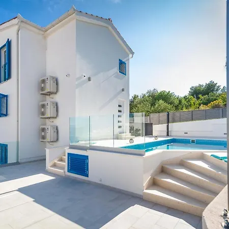Βίλα Miholina - With Heated Swimming Pool *
