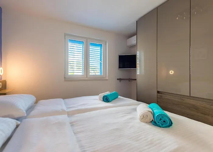 Miholina - With Heated Swimming Pool וילה טרוגיר