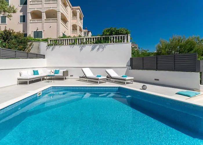 Miholina - With Heated Swimming Pool 特罗吉尔